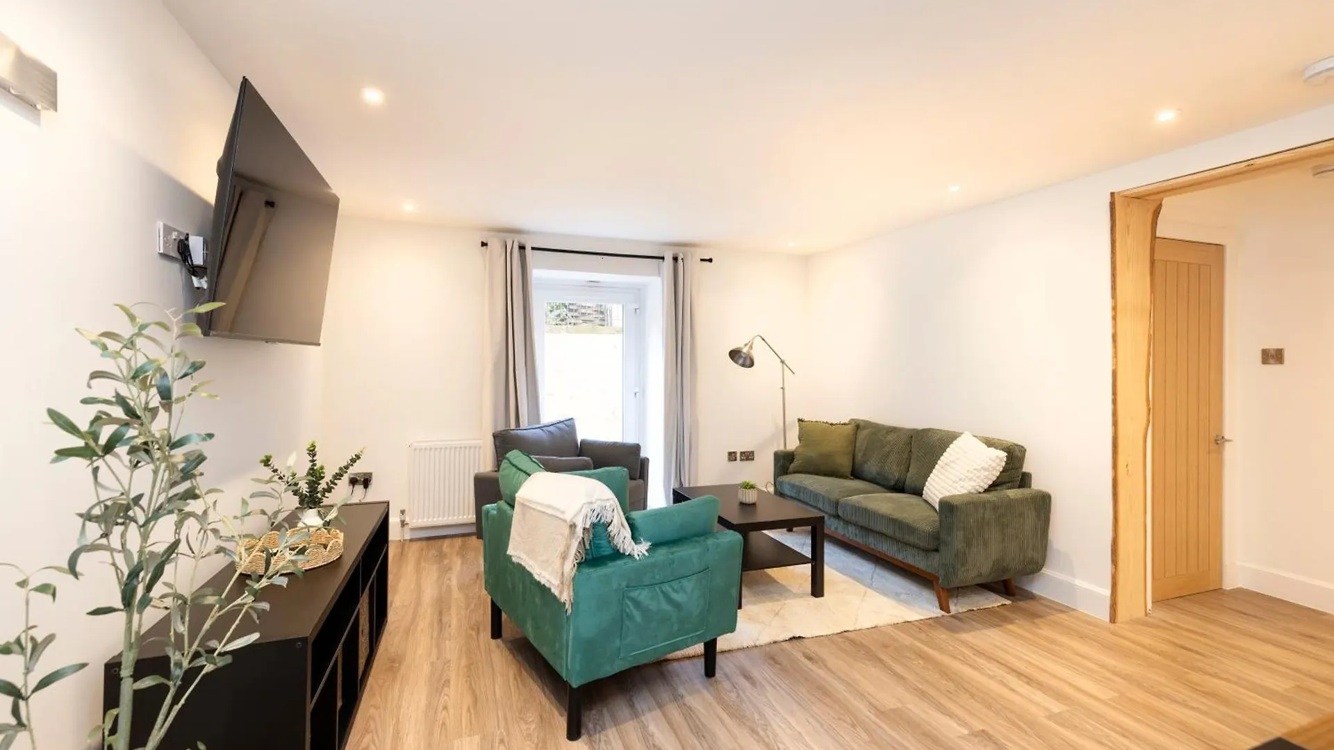 Apartment Joivy 3Br Flat In Haymarket With Free Parking Edinburgh
