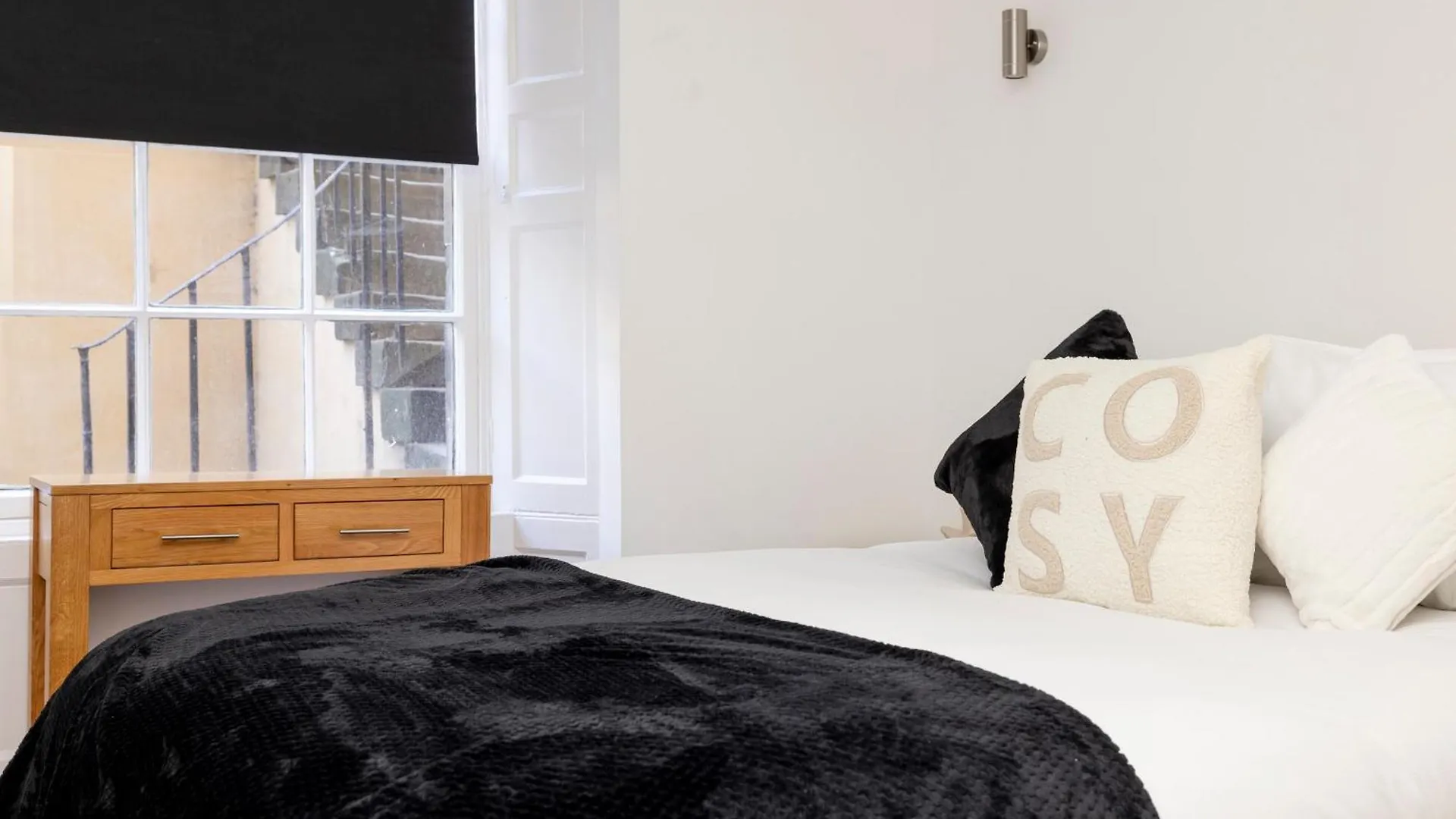 Joivy 3Br Flat In Haymarket With Free Parking Edinburgh 0*,