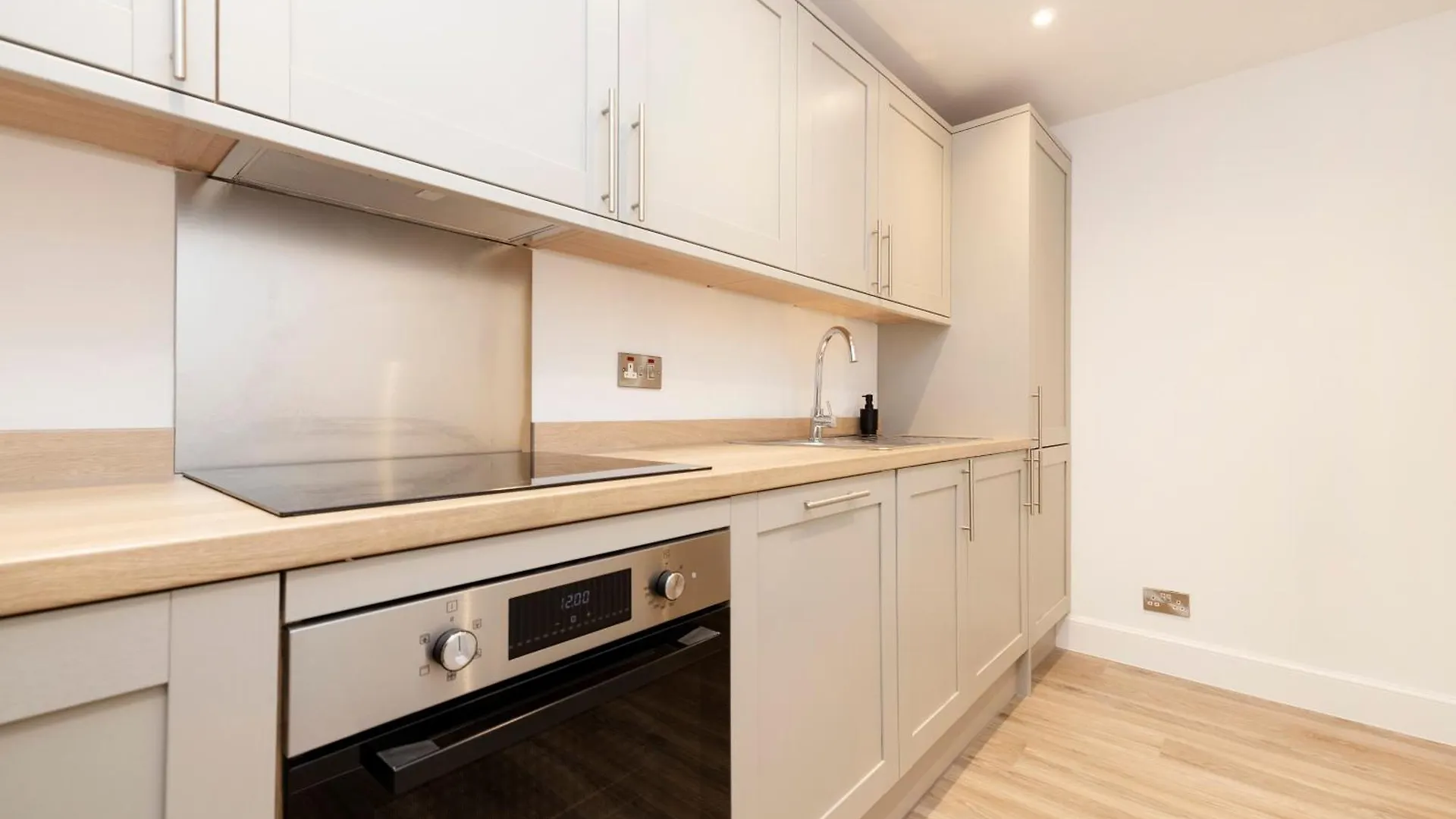 Apartment Joivy 3Br Flat In Haymarket With Free Parking Edinburgh