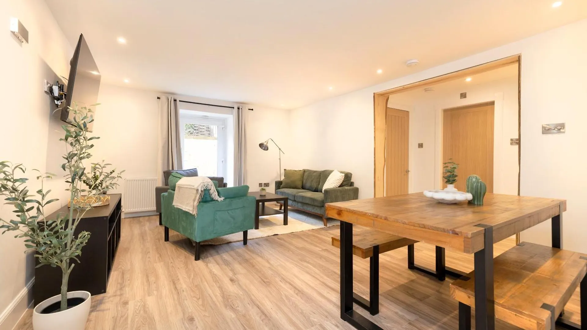 Joivy 3Br Flat In Haymarket With Free Parking location